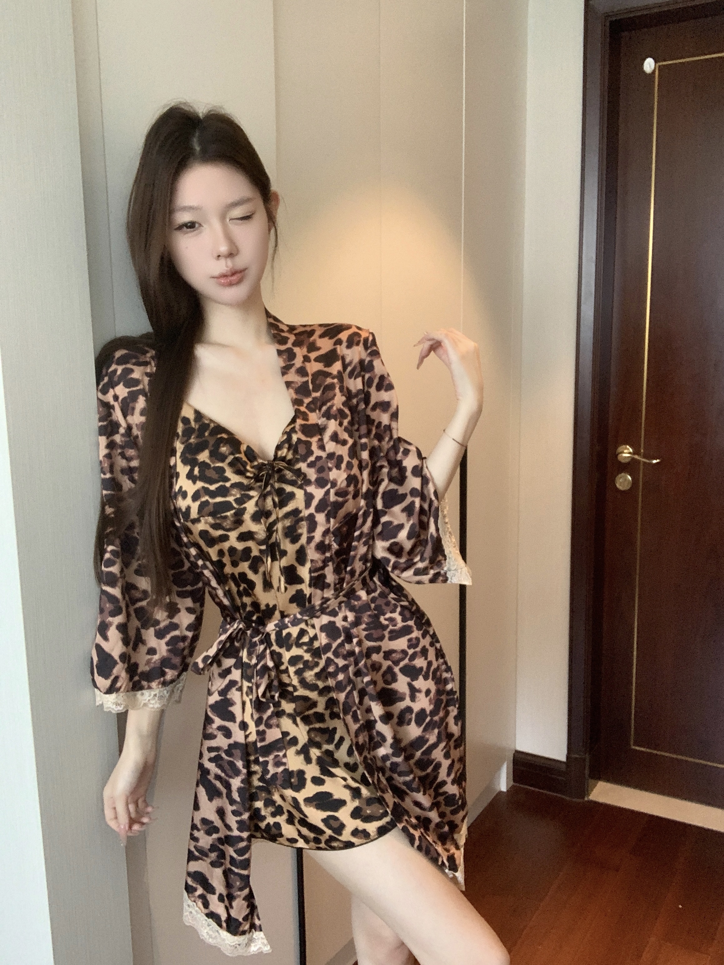 吊带睡裙女夏缎面带胸垫睡衣高级感豹纹轻奢晨袍外袍  服裝批發女裝批發服飾貨源