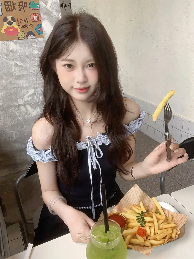오프숄더 반팔 티셔츠 상세 이미지 2