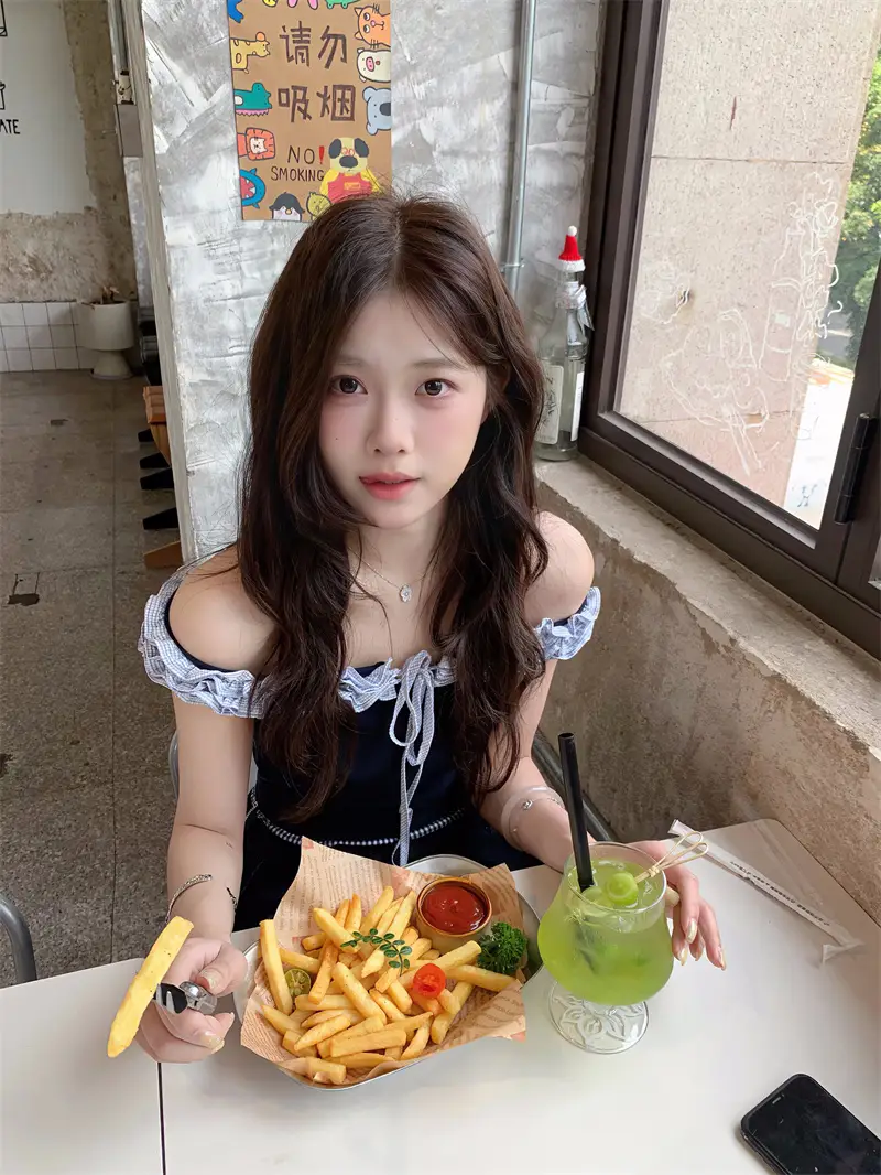 오프숄더 반팔 티셔츠 상세 이미지 5