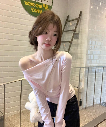 실사 핑크색 비스듬한 어깨 의류 디자인 센스 순수한 욕망 슬림해 보이는 오프숄더 긴팔 티셔츠