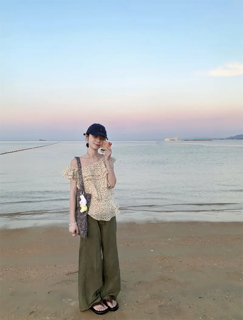 도트 쉬폰 러플 비대칭 오프숄더 블라우스 상세 이미지 2