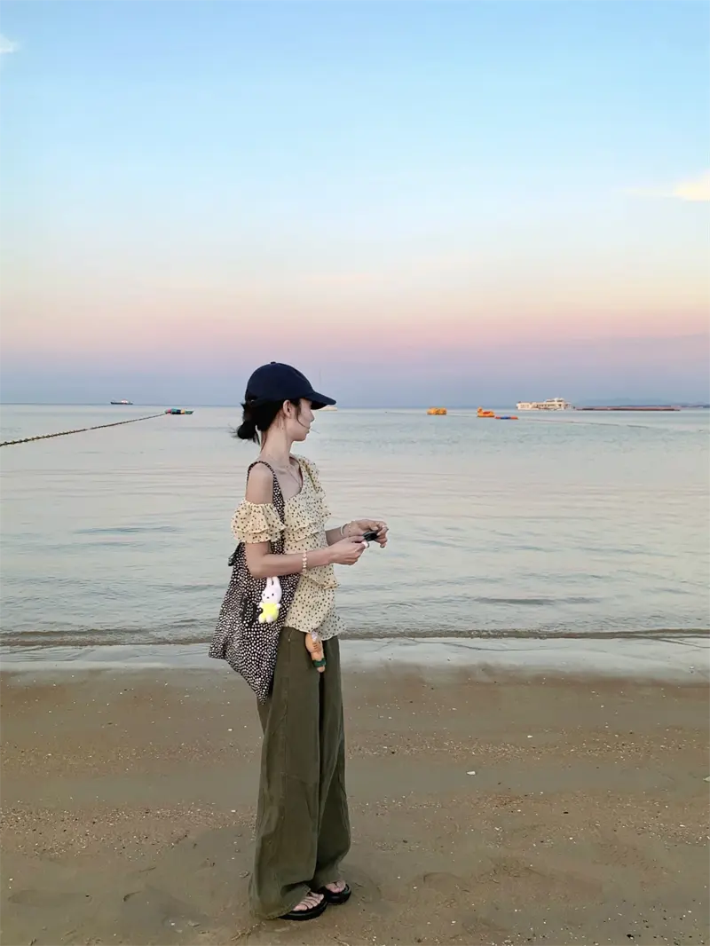 도트 쉬폰 러플 비대칭 오프숄더 블라우스 상세 이미지 4