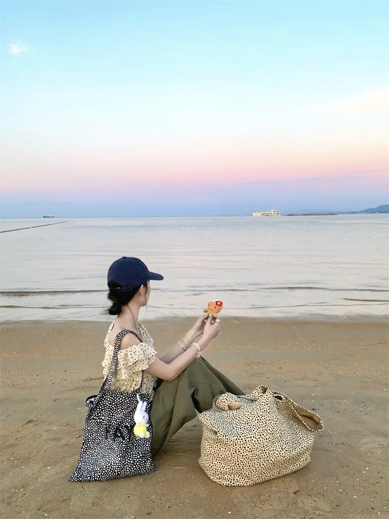 도트 쉬폰 러플 비대칭 오프숄더 블라우스 상세 이미지 5