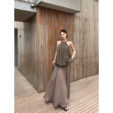 批发实价实拍   挂脖无袖<b class='q'>花苞</b>上衣时尚套装高腰半透半身裙两件套