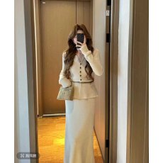 批发已出货职业气质套装裙女时尚修身设计感V领开叉<b class='q'>上衣</b>半裙两件套