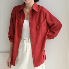 批发实拍2026春夏新款红色上衣女设计感小众宽松休闲褶皱防晒<b class='q'>衬衫女</b>