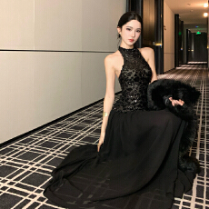 批发暗夜缪斯黑色亮片<b class='q'>连衣裙</b>秋季高级感<b class='q'>挂</b><b class='q'>脖</b>无袖露背礼服长裙