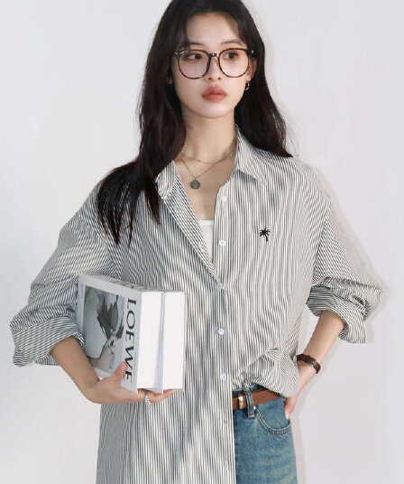 봄 새로운 폴로 칼라 배색 스트라이프 셔츠 스택 착용 마이크로 주름 질감 센스 자수 긴팔 셔츠 여성