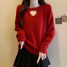 批发实拍<b class='q'>大码</b><b class='q'>女装</b>秋冬新款新年红设计感镂空V领软糯毛衣减龄针织衫