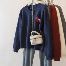 批发实拍<b class='q'>大码</b>2026本命年穿搭小马装饰毛衣针织<b class='q'>开衫</b>时尚减龄百搭上衣女