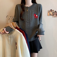 批发实拍<b class='q'>大码</b>2026本命年穿搭小马装饰毛衣针织开衫<b class='q'>时尚</b>减龄百搭上衣女