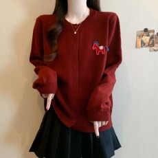 批发实拍<b class='q'>大码</b>2026本命年穿搭小马装饰毛衣针织开衫<b class='q'>时尚</b>减龄百搭上衣女