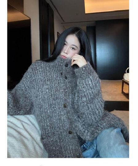 빅 사이즈 여성 의류 느긋한 바람 느슨함 센스 스탠드 칼라 스웨터 2026 가을 겨울 새로운 연령 감소 슬림해 보이는 카디건 코트
