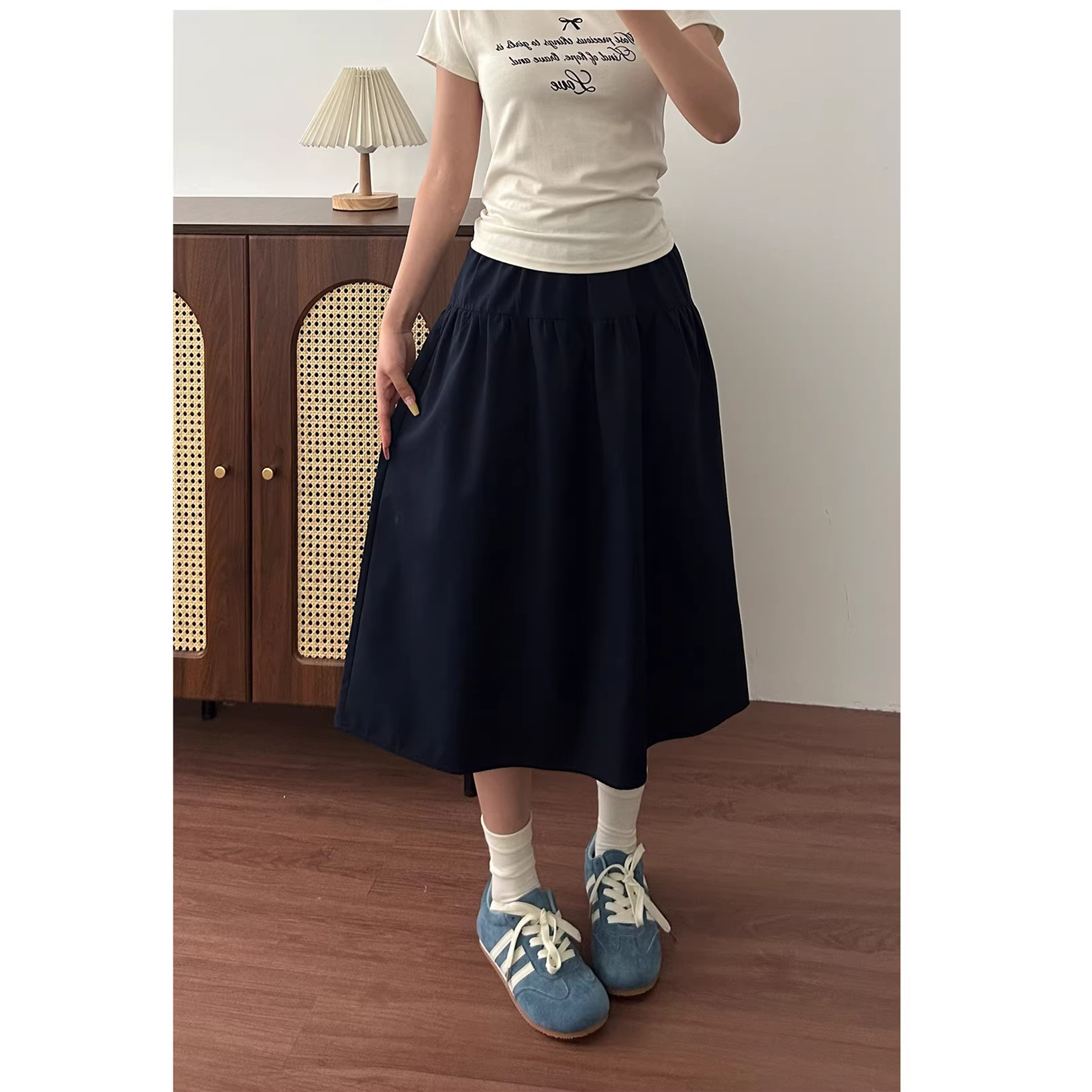 2026 년 새로운 빅 사이즈 지방 mm 일본식 블루 색상 반신 스커트 여성 배 종류 몸 슬림해 보이는 한 마디 우산 치마