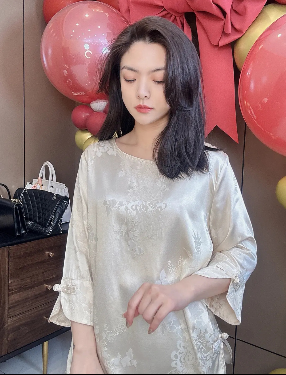 2026 새로운 라운드 넥 다용도 슬림해 보이는 품격 레트로 자카드 단추 7부 소매 맨위