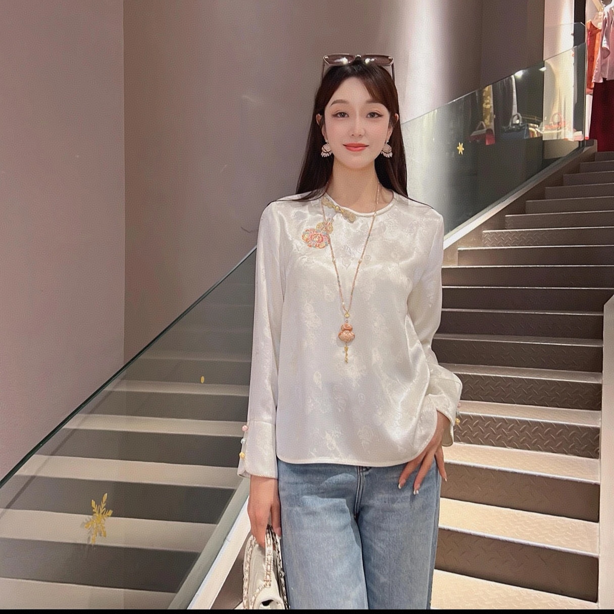 2026 년 이른 봄 라운드 넥 아세트산 조롱박 자수 품격 패션 슬림해 보이는 셔츠