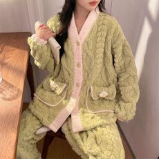 批发冬季<b class='q'>新款</b>提花长毛绒睡衣女开衫V领卡通家居服套装 280克