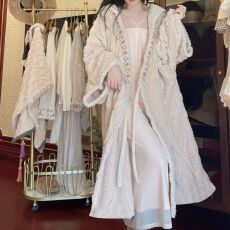 批发ins风披肩秋冬睡袍斗篷<b class='q'>睡衣</b>女甜美剪花<b class='q'>绒</b>法兰<b class='q'>绒</b><b class='q'>珊瑚</b><b class='q'>绒</b>连帽家居服