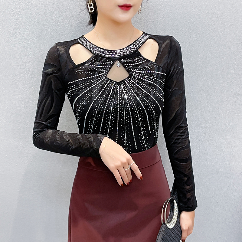 실사 2026 봄 새로운 망사 패션 라운드 넥 홀로우 아웃 핫픽스 긴팔 몸매 가꾸기 슬림해 보이는 기본 셔츠 여성