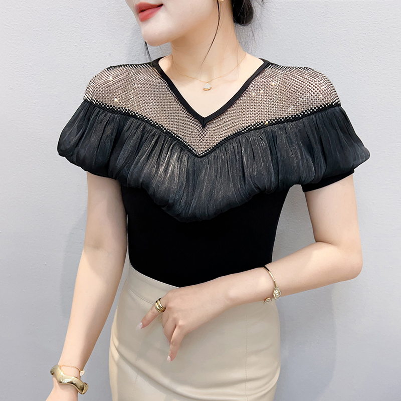 실사 2026 유럽 역 여름 새로운 패션 V넥 홀로우 아웃 품격 인터넷 훈련 몸매 가꾸기 반팔 기본 셔츠 여성 트렌디
