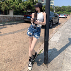 批发小红书推荐 夏日经典单品质感水洗磨破休闲牛仔短裤日常穿搭