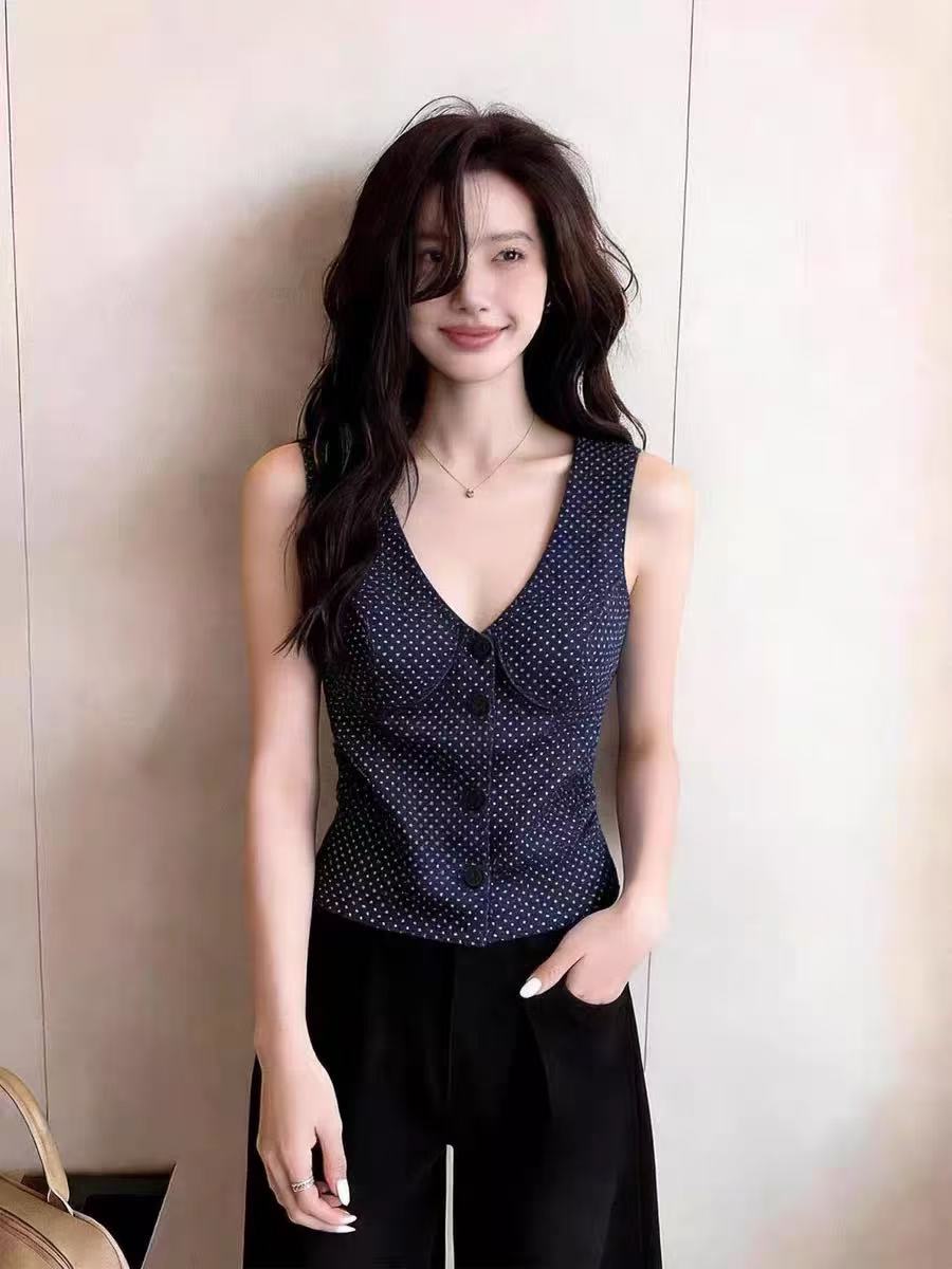 아메리칸 레트로 도트 무늬 V넥 조끼 슬립 여성 2026 년 여름 새로운 외출용 허리 수축 슬림해 보이는 민소매 맨위