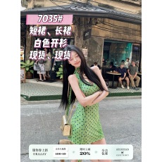 批发法式绿色波点掐腰小裙子2026新款度假风碎花吊带连衣裙