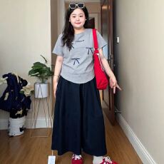 批发<b class='q'>大码</b>女装灰色圆领蝴蝶结刺绣显瘦遮肚美式t恤上衣+半身裙套装