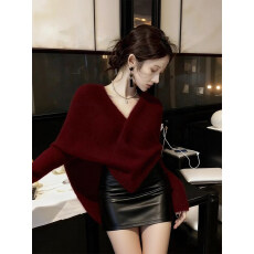 批发2026新款韩系穿搭玫红色不规则针织毛衣时尚设计感<b class='q'>皮短裤</b>两件套装