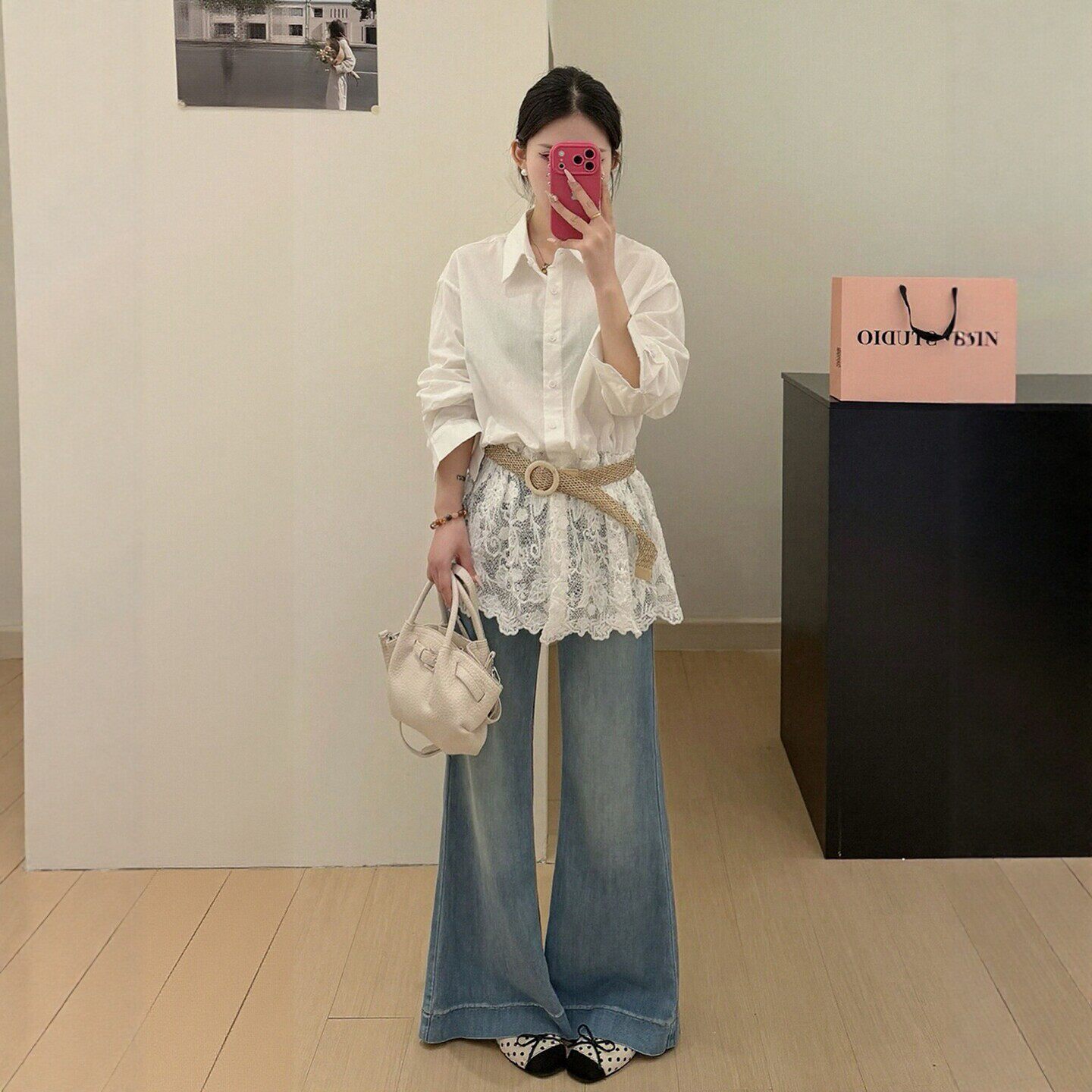 이른 봄 아름다운 세트 레이스 조각 긴팔 셔츠 넓은 다리 청바지 고유 한 잘 생긴 연령 감소 투피스 슈트 여성