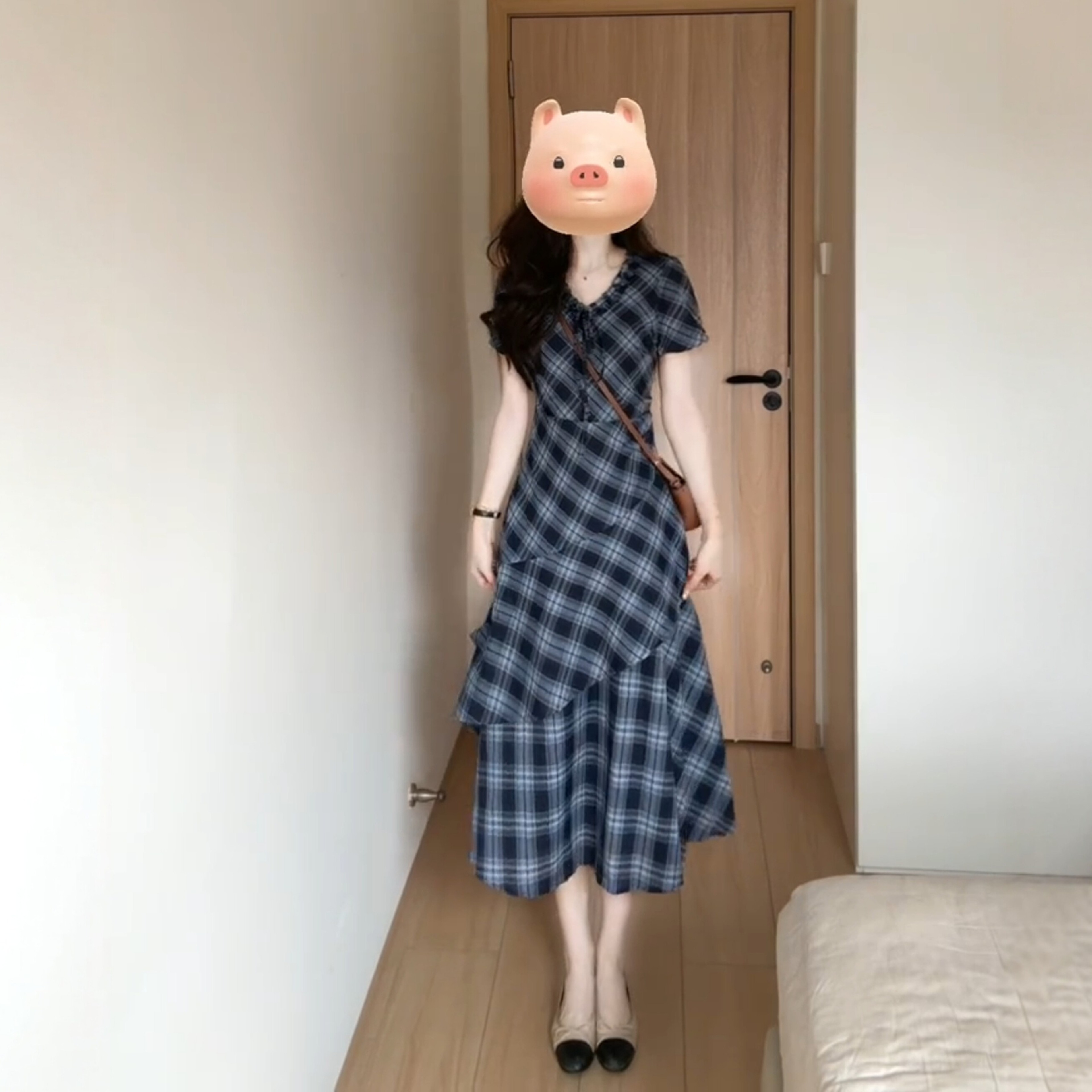프랑스식 레트로 체크무늬 V넥 반팔 여성 드레스 2026 여름 새로운 허리 수축 슬림해 보이는 불규칙 길다 치마