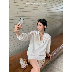 批发白色条纹<b class='q'>全棉</b>透气衬衫女薄款春季新款防晒套头小衫