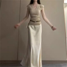 批发2025年夏季巨好看的裙子套装气质一整套穿搭V领上衣半身裙两件套