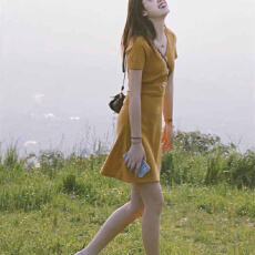 批发法式黄色v领短袖连衣裙小个子海边度假沙滩裙高级感辣妹复古短裙