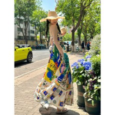 批发三亚沙滩泰国云南大理海边度假吊带连衣裙新疆多巴胺旅游穿搭女装