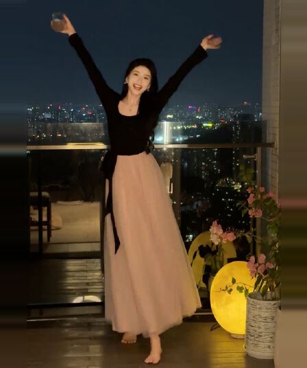 2025 가을 겨울철 새로운 프랑스식 고급 센스 품격 긴팔 드레스 아이들 부유 한 가족 천 골드 자이언트 잘 생긴 롱 스커트