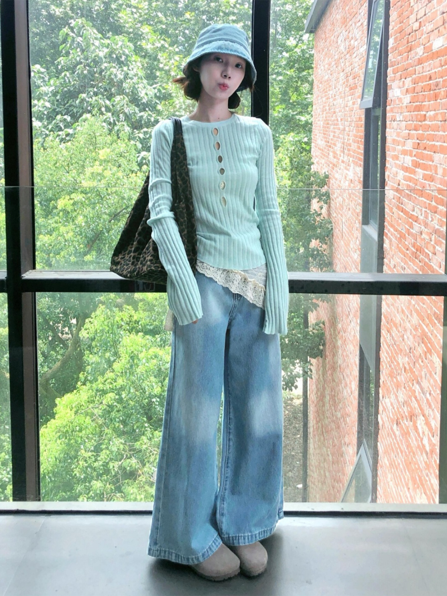 박하 녹색 니트 홀로우 아웃 긴팔 가을 의상 여자 2025 년 새로운 이른 가을 분위기 센스 착용 가져 가라. 작은 샤넬 스타일 맨위