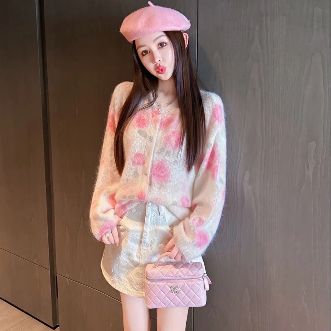 MY14243# 玫瑰梦境浪漫粉花印花水钻纽扣马海毛绵羊毛圆领开杉女裝貨源...