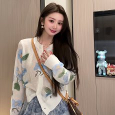 批发小清新温柔系韩版设计感针织衫白色花朵图案<b class='q'>大码</b>上衣2026春季新款