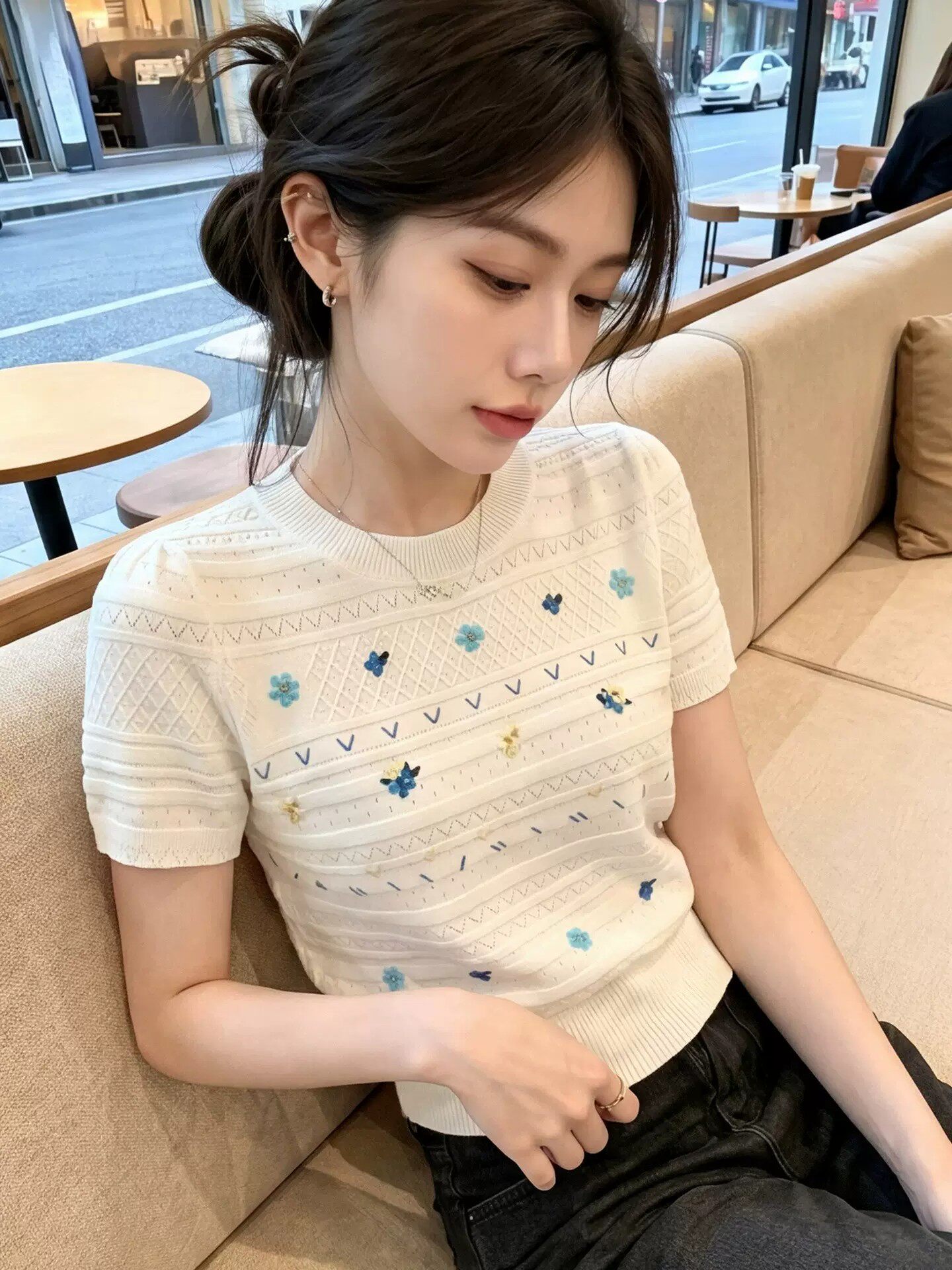 한 부서 디자인 센스 색상 자수 홀로우 아웃 반팔 니트 스웨터 여성 봄 여름 다용도 슬림해 보이는 얇은 스타일 맨위