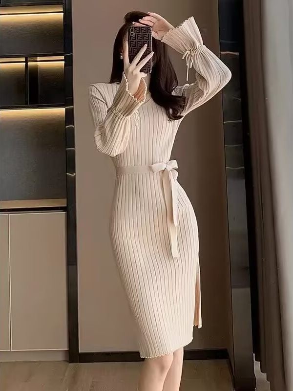 핑크색 니트 드레스 가을 의상 새로운 2026 허리 수축 품격 몸매 가꾸기 V넥 나팔 소매 작은 샤넬 스타일 타이트 스커트