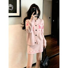批发温柔<b class='q'>木马</b>提花针织套装女秋冬软糯开衫高腰半身裙两件套小个子