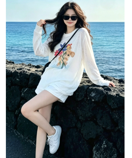 수채화 물감 작은 곰 프린트 화이트 긴팔 t 셔츠 여성 여름 루즈핏 얇은 스타일 통기성 자외선 차단 느긋한 블라우스 맨위