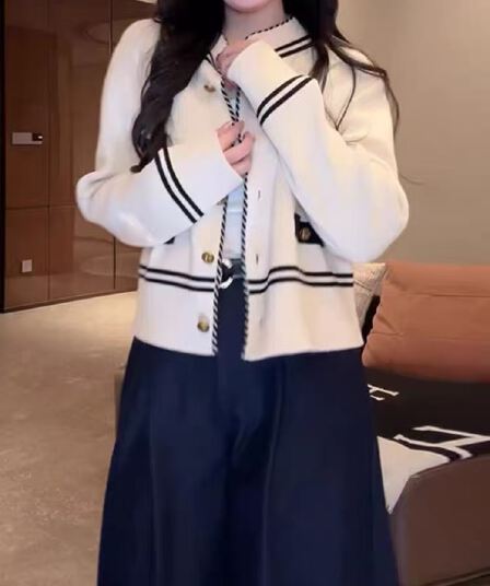 라운드 넥 스트라이프 테두리 장식 싱글 줄 버튼 주머니 쇼트 스타일 카디건 코트 2026 부드러운 출퇴근 슬림해 보이는 여성 맨위