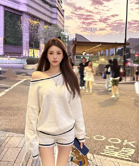 한 부서 느슨함 센스 비스듬한 어깨 스트라이프 측면 니트 스웨터 같은 색깔 반바지 루즈핏 슬림해 보이는 두 조각 여성 세트 가을