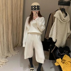批发巨好看的时尚穿搭针织套装女早秋松弛感V领打底毛衣<b class='q'>七分</b>裤两件套