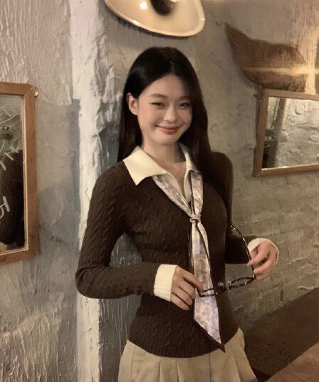 송 긍정적 인 En 커피 색상 POLO 칼라 페이크 레이어드 니트 스웨터 여성 겨울 의류 인사이드 가져 가라. 몸매 가꾸기 쇼트 스타일 긴팔 작은 맨위