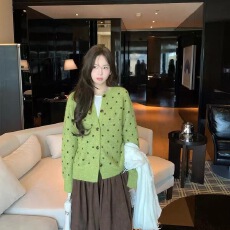 批发绿色软糯圆领波点针织开衫毛衣加厚<b class='q'>外套</b>秋季新款<b class='q'>长袖</b>外搭上衣女装