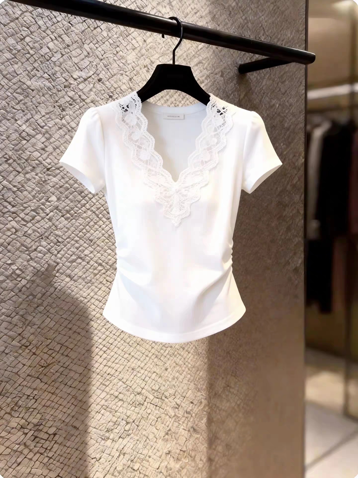 슈퍼 잘 생긴 레이스 조각 V넥 디자인 센스 풀오버 티셔츠 2026 여름 주름 허리 수축 다용도 반팔 맨위 여성