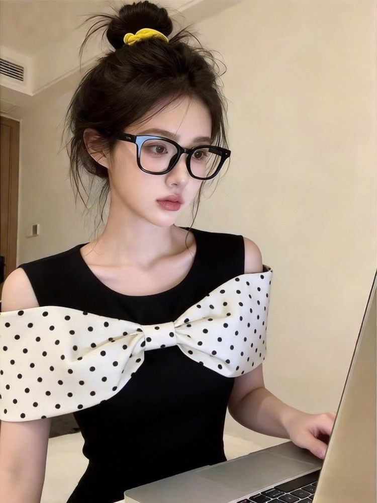 여름 새로운 레트로 고급 도트 무늬 핫걸 반팔 티셔츠 여성 디자인 센스 작은 대중 몸매 가꾸기 슬림해 보이는 아름다운 맨위